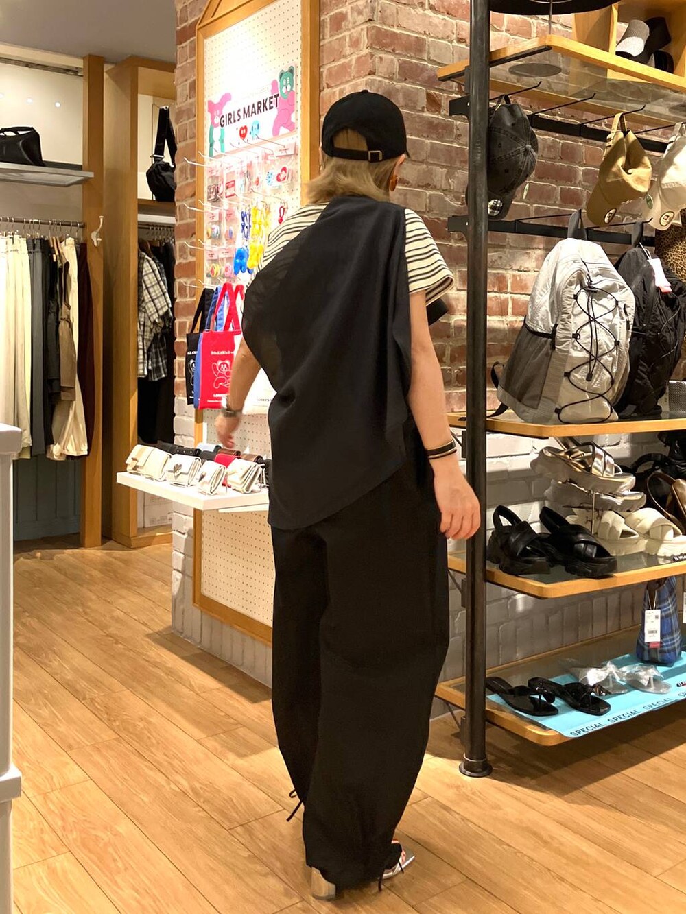 ホワイト系のTシャツ/カットソー、グレー系のシャツ/ブラウス、シルバー系のサンダルを着用したレディースの夏コーディネートの6枚目の写真