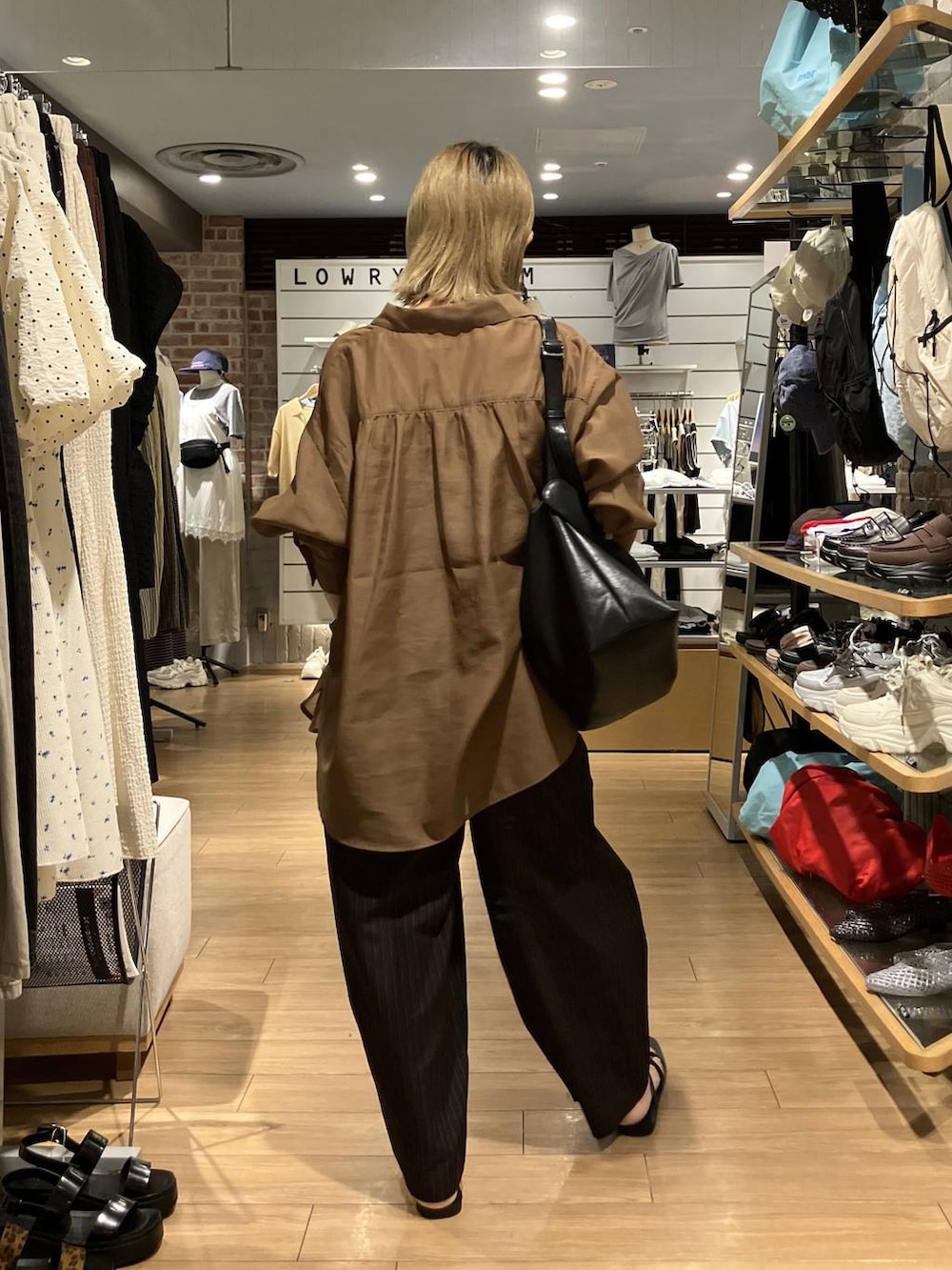 ホワイト系のTシャツ/カットソー、ブラウン系のその他パンツ、ブラウン系のシャツ/ブラウスを着用したレディースの夏コーディネートの3枚目の写真