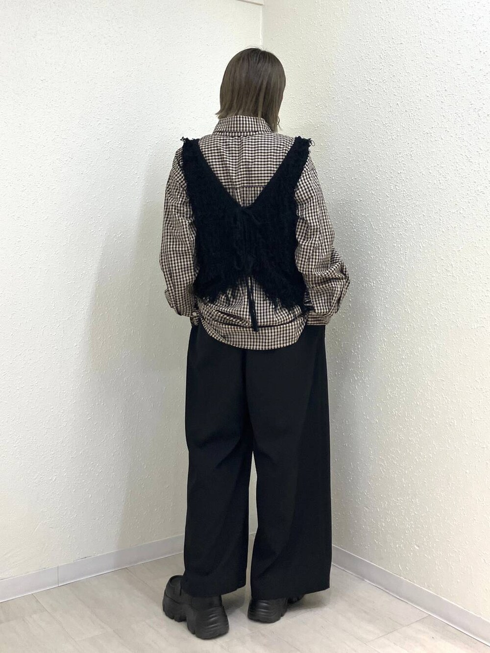 ブラック系のその他パンツ、ブラック系のローファー、ブラウン系のシャツ/ブラウスを着用したレディースの冬コーディネートの5枚目の写真