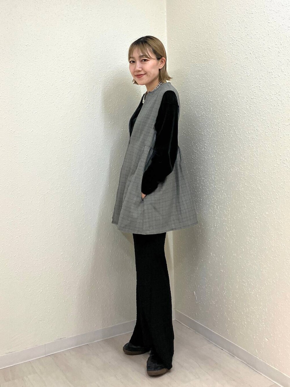 その他のベスト、その他のその他パンツ、ブラック系のTシャツ/カットソーを着用したレディースの秋コーディネートの8枚目の写真