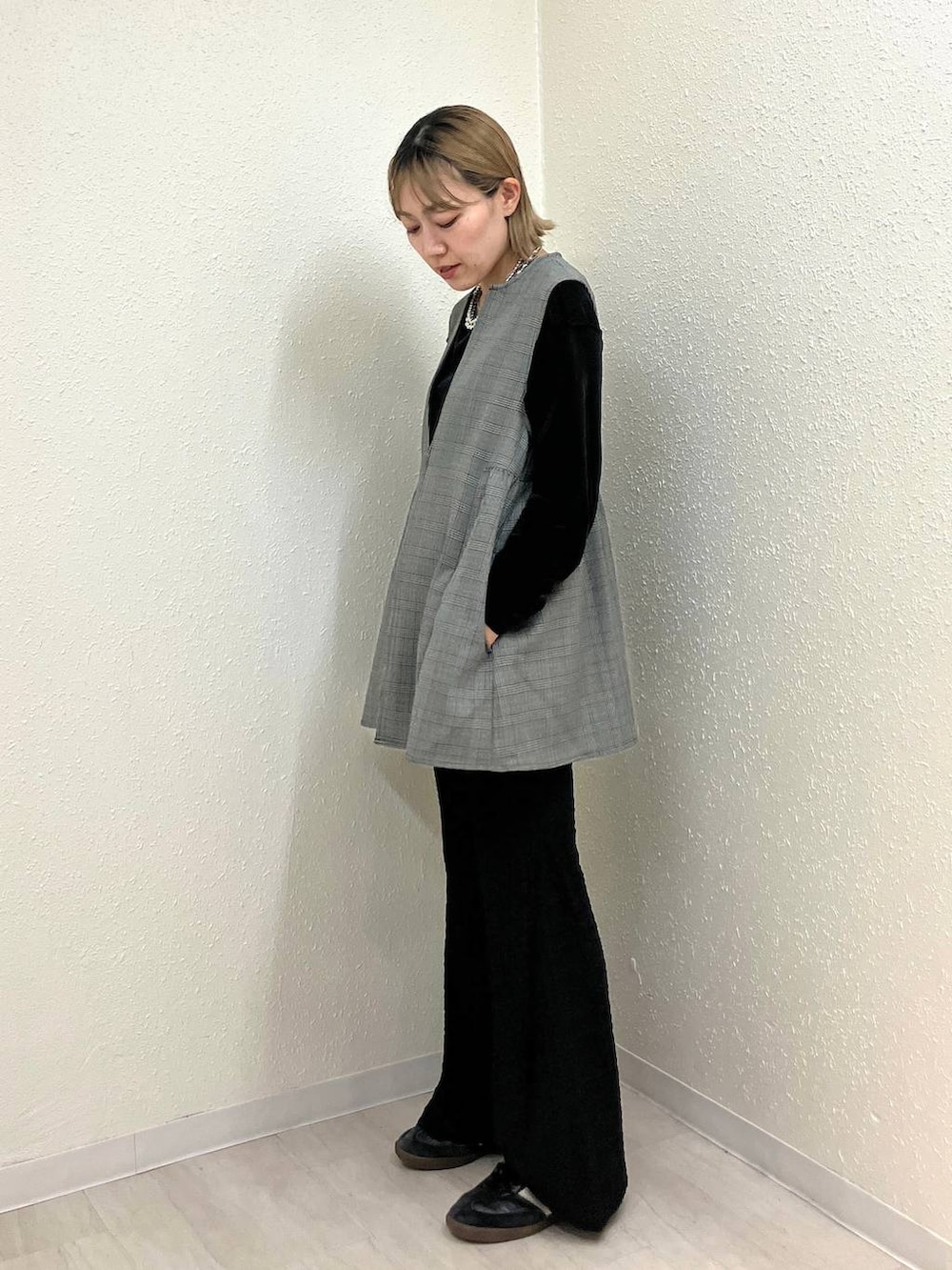 その他のベスト、その他のその他パンツ、ブラック系のTシャツ/カットソーを着用したレディースの秋コーディネートの5枚目の写真