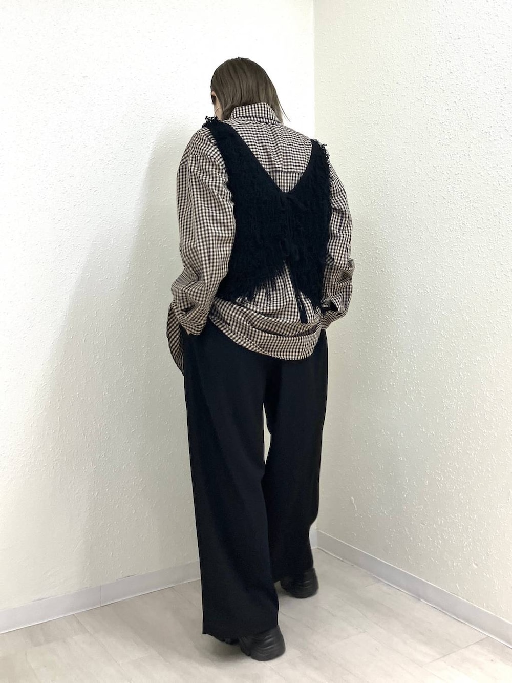 ブラック系のその他パンツ、ブラック系のローファー、ブラウン系のシャツ/ブラウスを着用したレディースの冬コーディネートの4枚目の写真