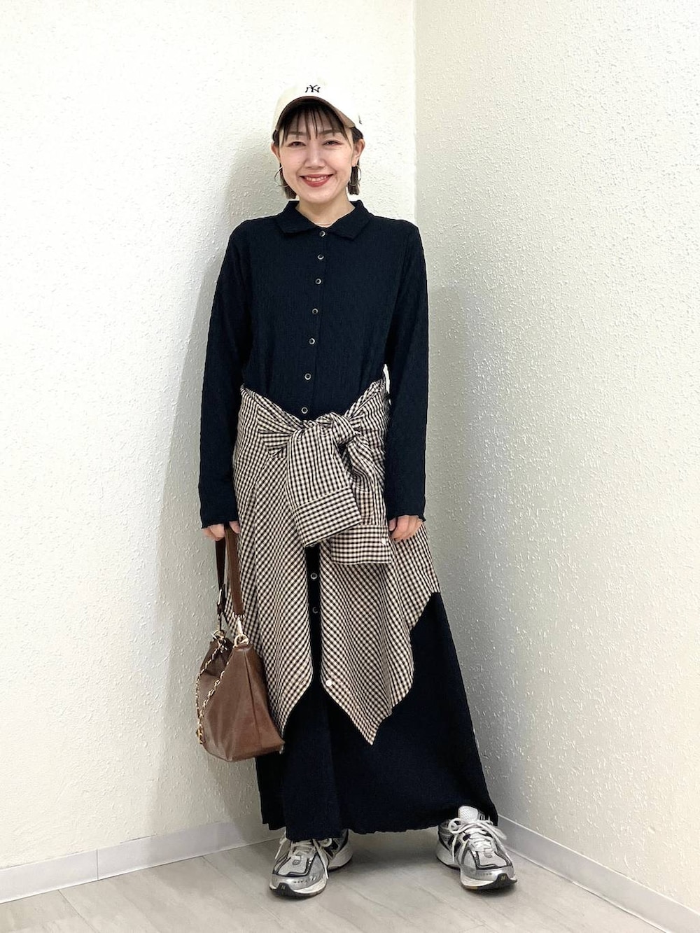 ブラウン系のショルダーバッグ、ブラウン系のシャツ/ブラウス、ブラック系のワンピースを着用したレディースの冬コーディネートの3枚目の写真