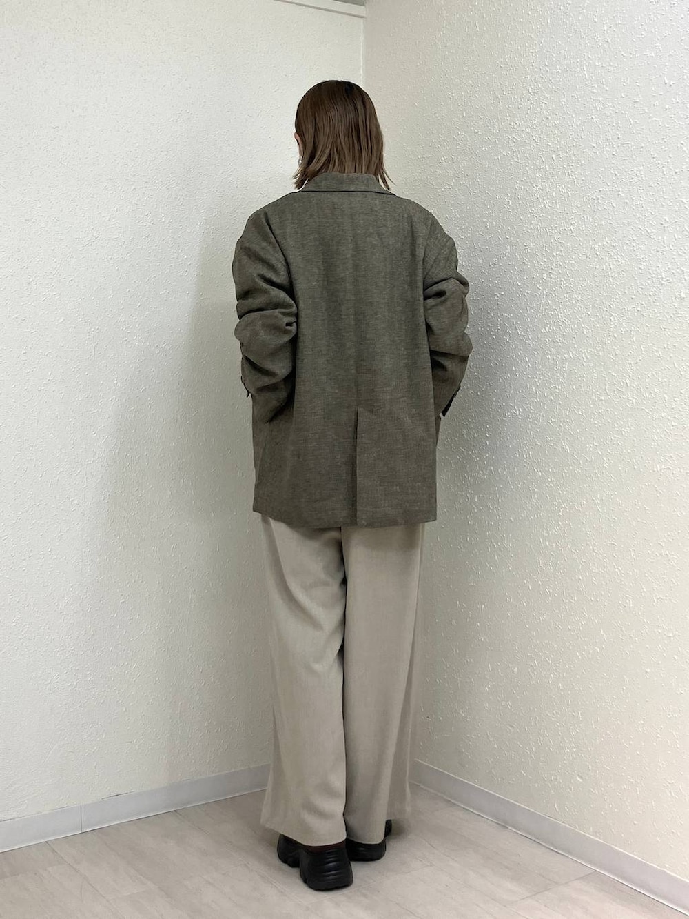 ベージュ系のその他パンツ、ブラウン系のテーラードジャケット、ブラウン系のローファーを着用したレディースの春コーディネートの4枚目の写真