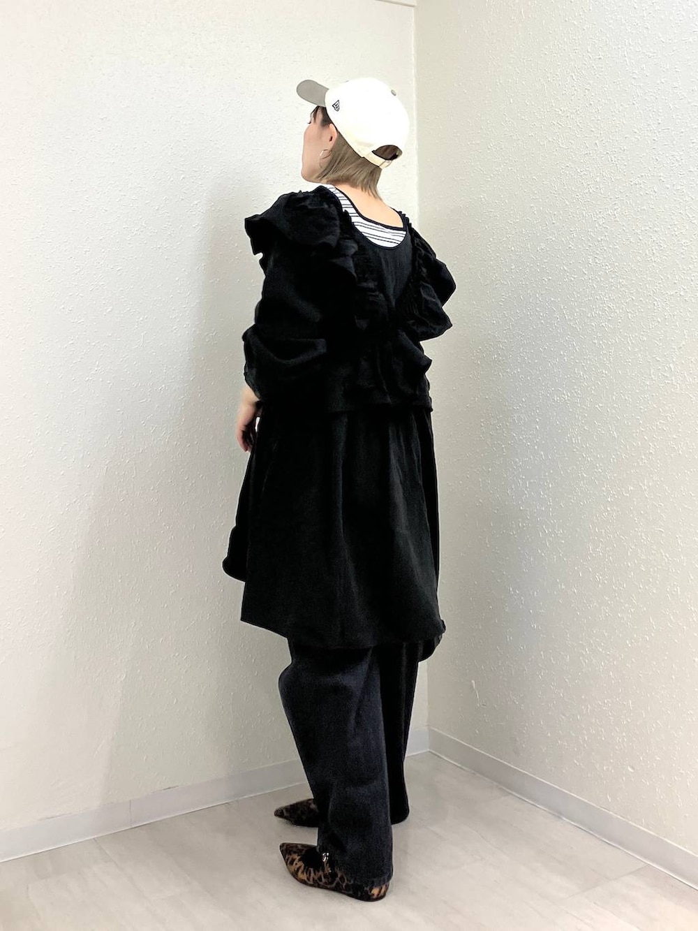 ブラック系のデニムパンツ、その他のパンプス、ブラック系のワンピースを着用したレディースの春コーディネートの4枚目の写真