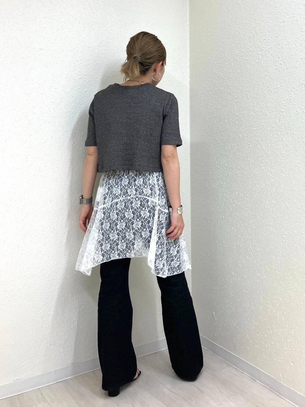 ブラック系のTシャツ/カットソー、ブラック系のサンダル、ブラック系のデニムパンツを着用したレディースの夏コーディネートの5枚目の写真