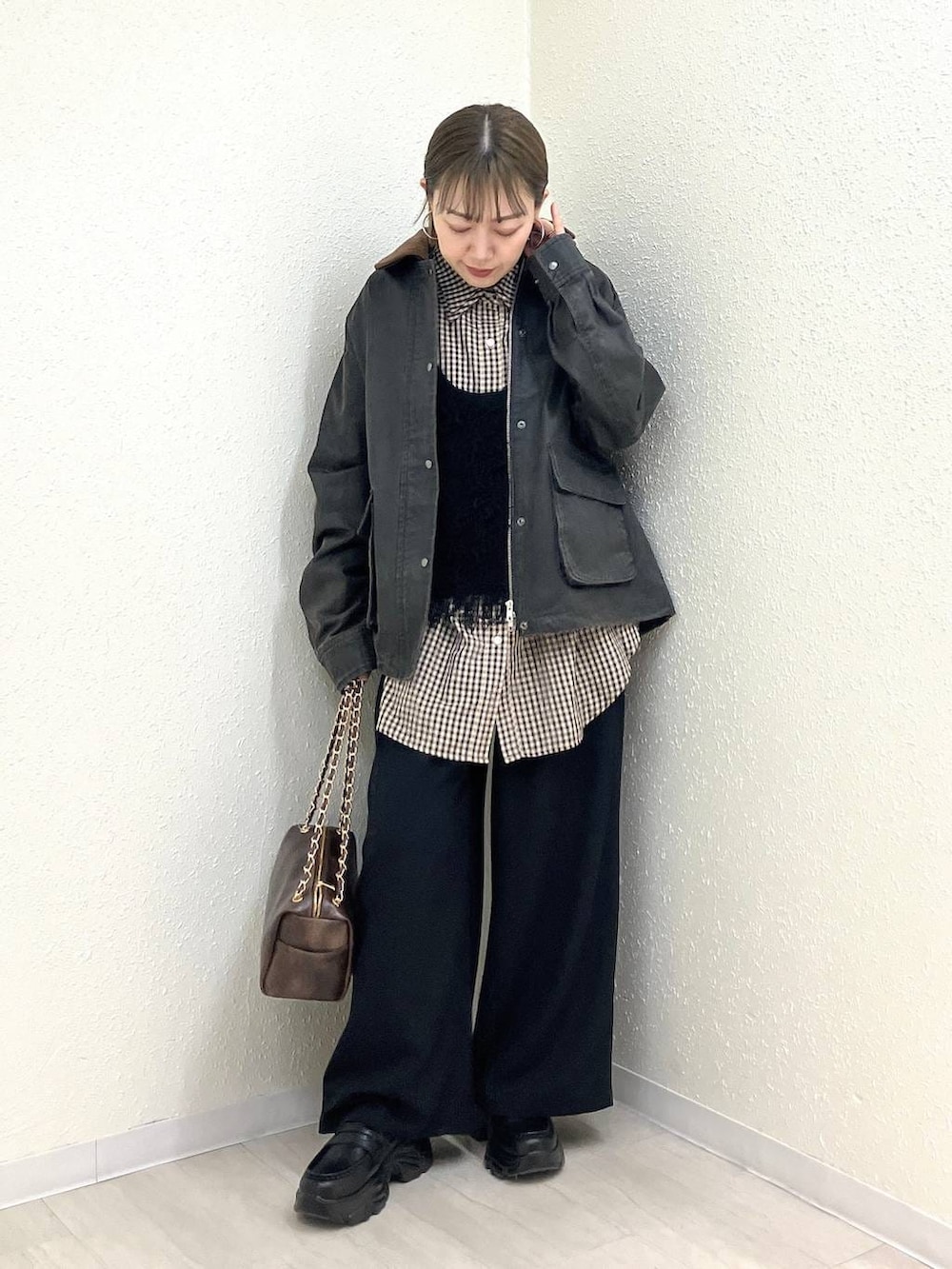 ブラック系のその他パンツ、ブラウン系のショルダーバッグ、ブラック系のローファーを着用したレディースの春コーディネートの2枚目の写真