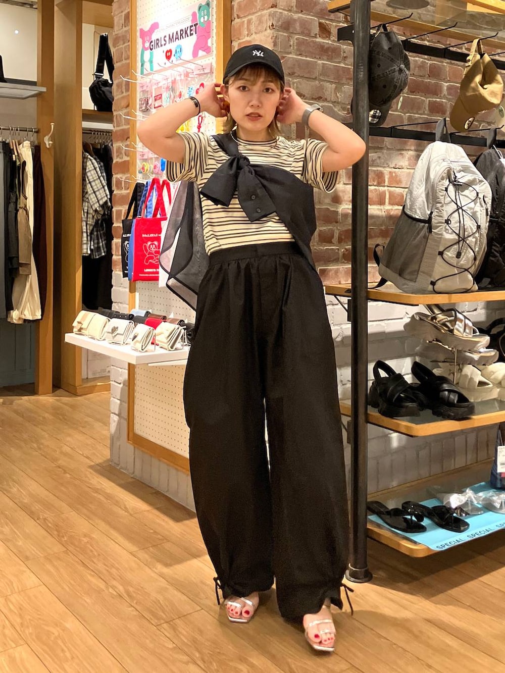 ホワイト系のTシャツ/カットソー、グレー系のシャツ/ブラウス、シルバー系のサンダルを着用したレディースの夏コーディネートの2枚目の写真