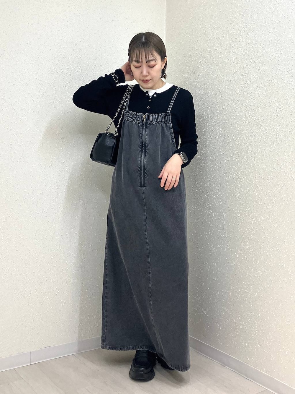 ブラック系のニット/セーター、ブラック系のショルダーバッグ、ブラック系のローファーを着用したレディースの冬コーディネートの3枚目の写真