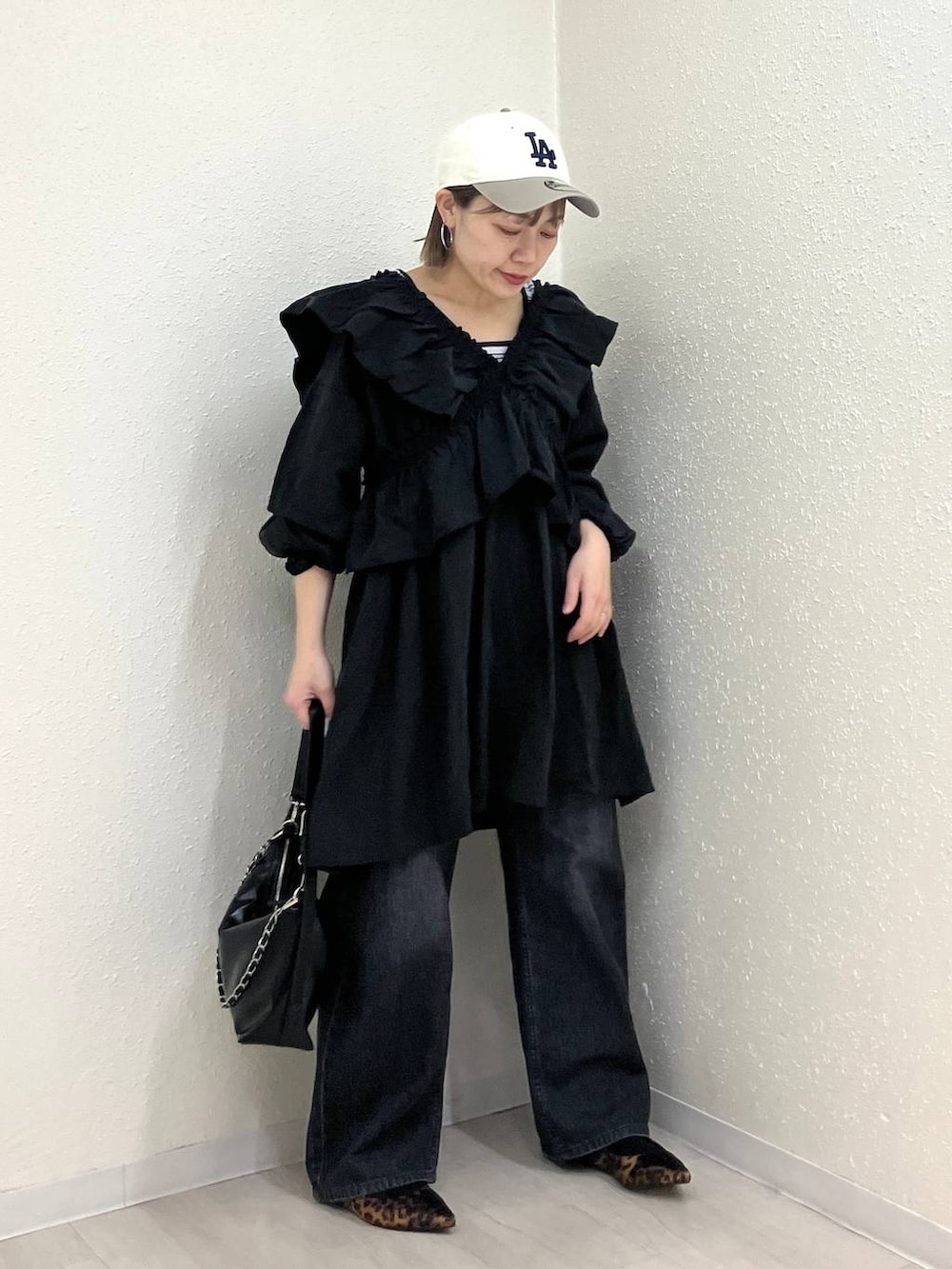 ブラック系のデニムパンツ、その他のパンプス、ブラック系のワンピースを着用したレディースの春コーディネートの5枚目の写真