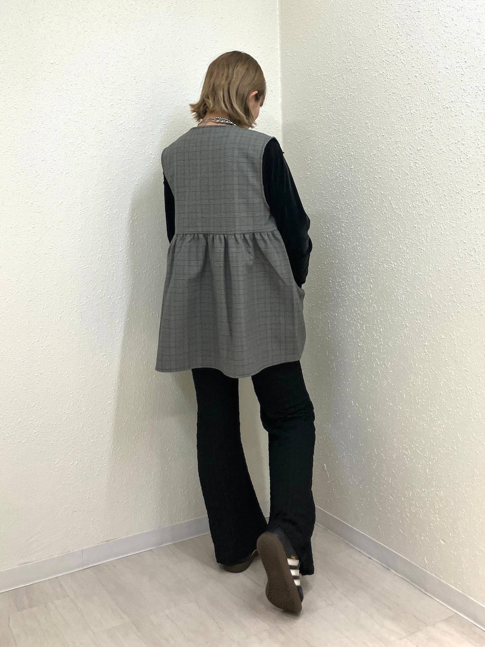 その他のベスト、その他のその他パンツ、ブラック系のTシャツ/カットソーを着用したレディースの秋コーディネートの6枚目の写真