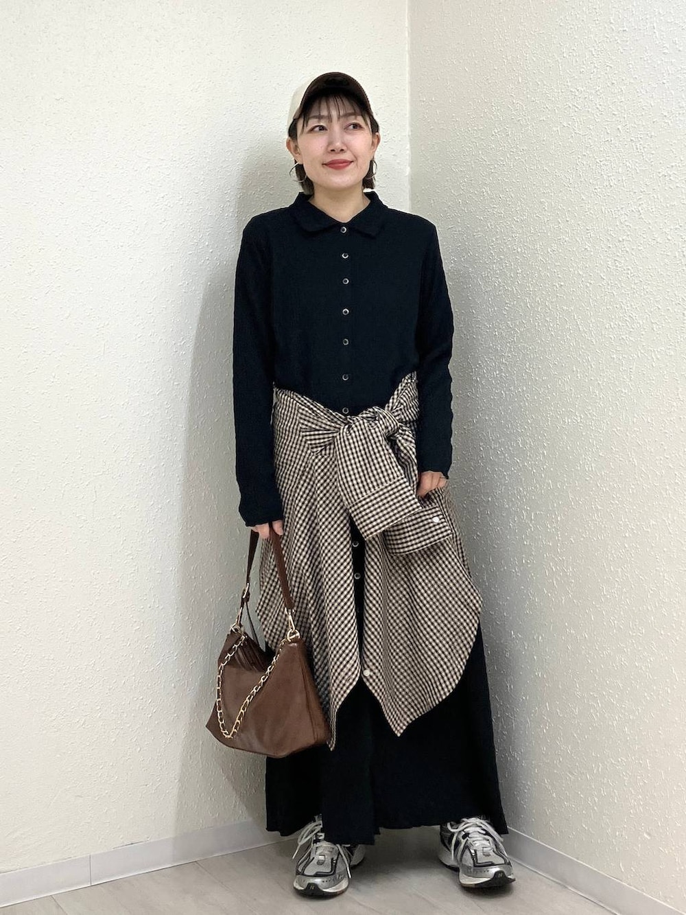 ブラウン系のショルダーバッグ、ブラウン系のシャツ/ブラウス、ブラック系のワンピースを着用したレディースの冬コーディネートの6枚目の写真