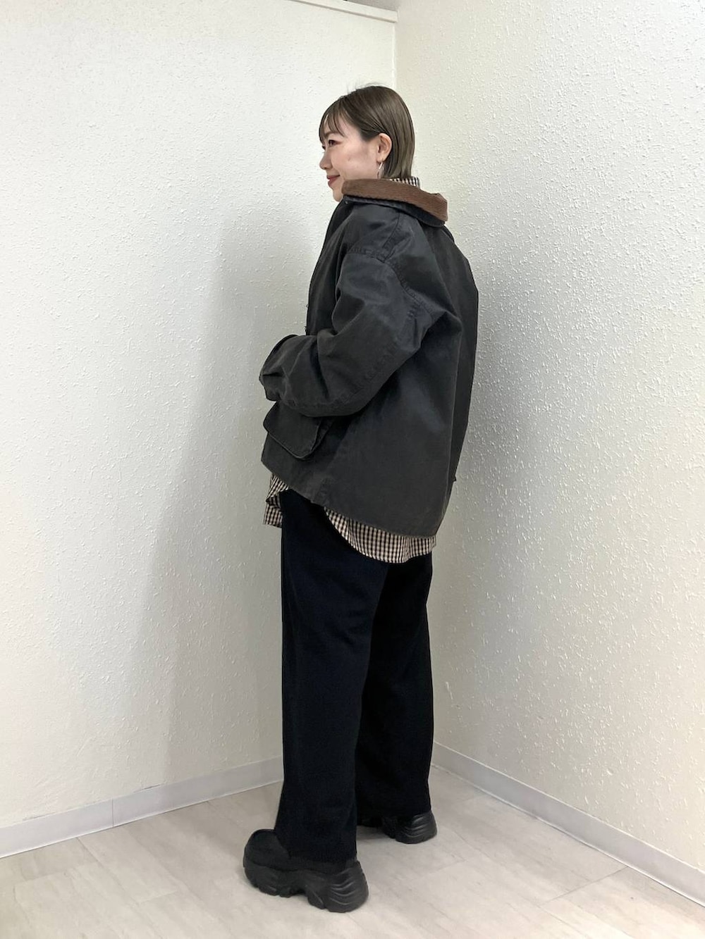 ブラック系のその他パンツ、ブラウン系のショルダーバッグ、ブラック系のローファーを着用したレディースの春コーディネートの4枚目の写真