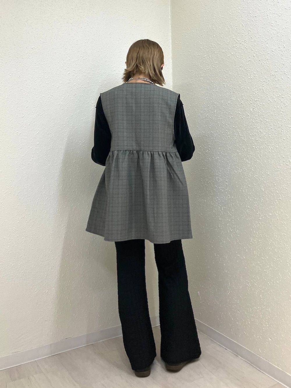 その他のベスト、その他のその他パンツ、ブラック系のTシャツ/カットソーを着用したレディースの秋コーディネートの7枚目の写真