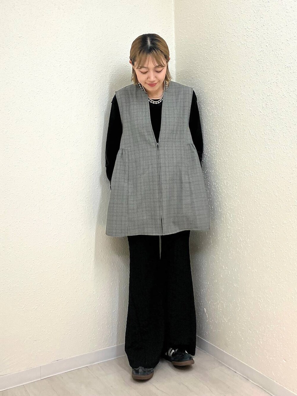 その他のベスト、その他のその他パンツ、ブラック系のTシャツ/カットソーを着用したレディースの秋コーディネートの10枚目の写真