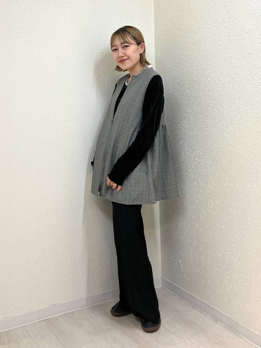 その他のベスト、その他のその他パンツ、ブラック系のTシャツ/カットソーを着用したレディースの秋コーディネートの2枚目の写真