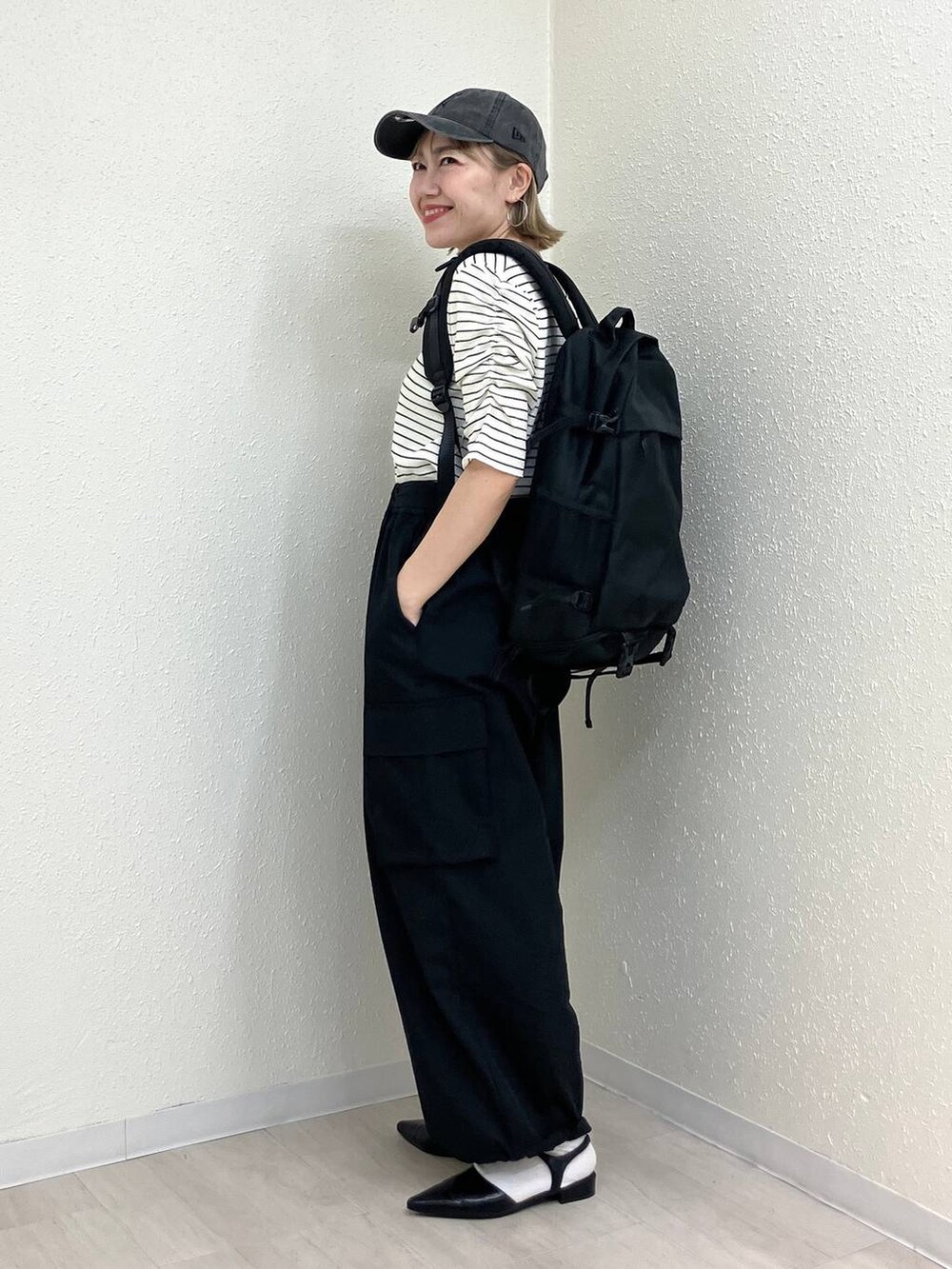 ブラック系のサンダル、ブラック系のカーゴパンツ、ホワイト系のTシャツ/カットソーを着用したレディースの春コーディネートの10枚目の写真