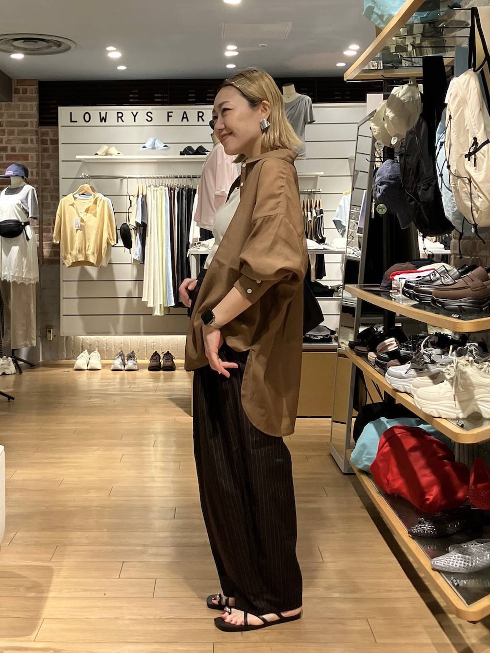 ホワイト系のTシャツ/カットソー、ブラウン系のその他パンツ、ブラウン系のシャツ/ブラウスを着用したレディースの夏コーディネートの2枚目の写真