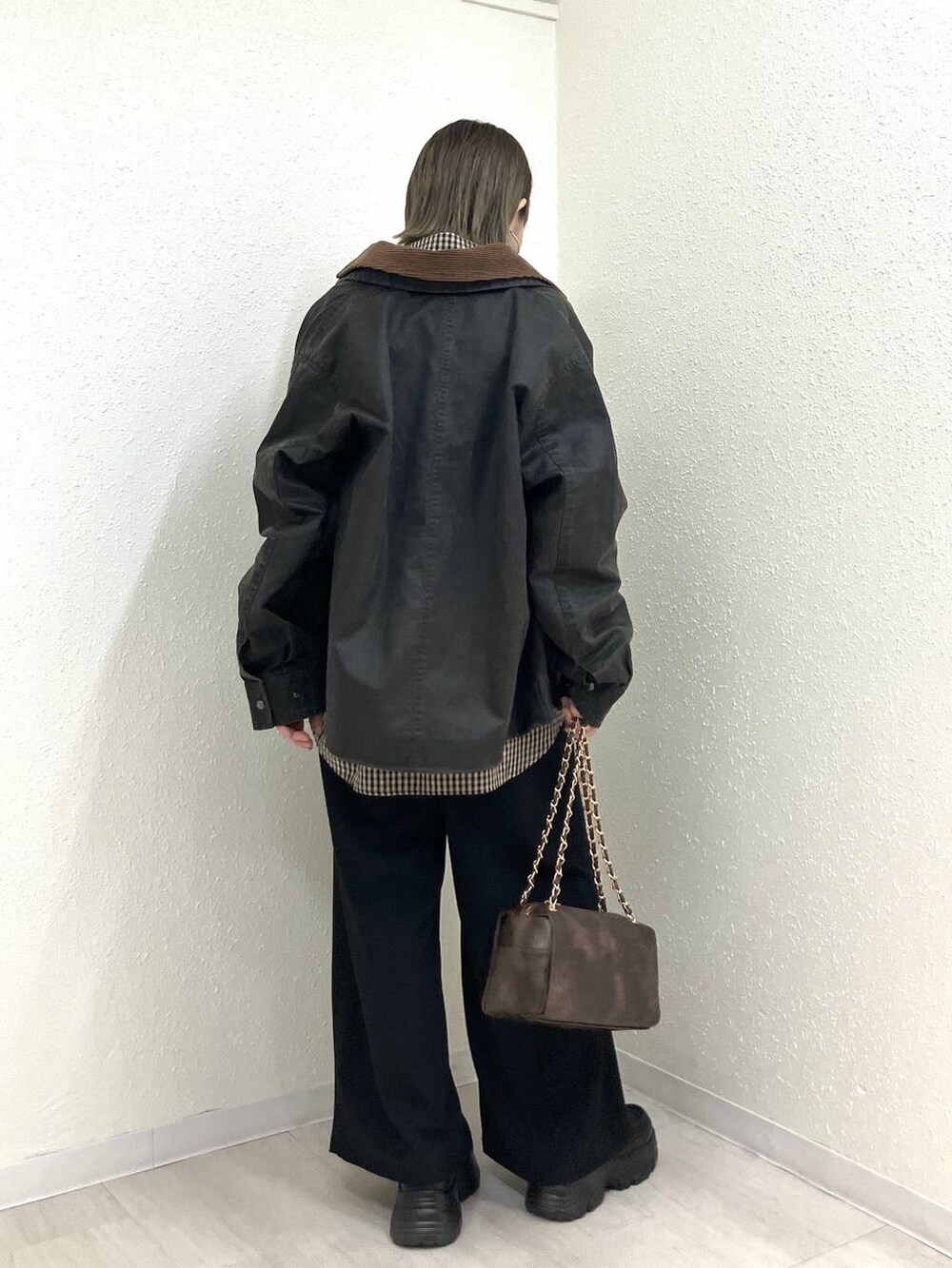 ブラック系のその他パンツ、ブラウン系のショルダーバッグ、ブラック系のローファーを着用したレディースの春コーディネートの3枚目の写真