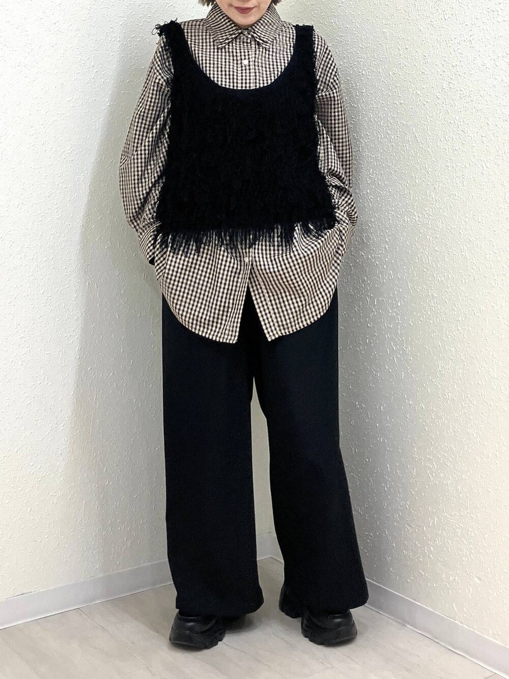 ブラック系のその他パンツ、ブラック系のローファー、ブラウン系のシャツ/ブラウスを着用したレディースの冬コーディネートの6枚目の写真