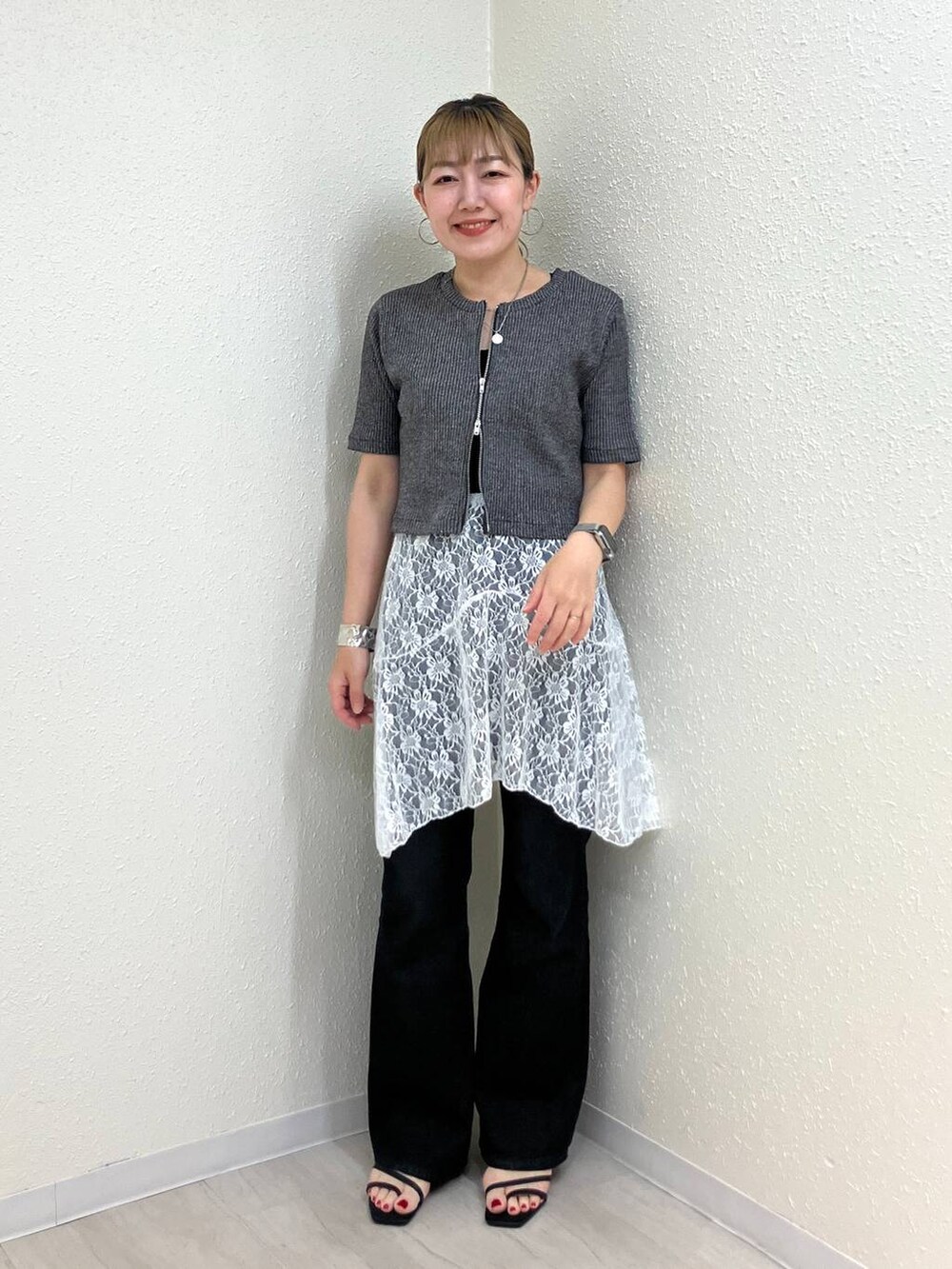 ブラック系のTシャツ/カットソー、ブラック系のサンダル、ブラック系のデニムパンツを着用したレディースの夏コーディネートの2枚目の写真