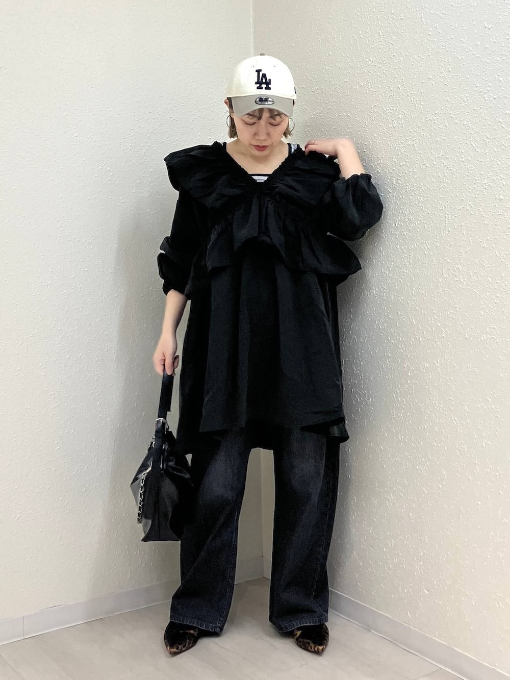 ブラック系のデニムパンツ、その他のパンプス、ブラック系のワンピースを着用したレディースの春コーディネートの2枚目の写真