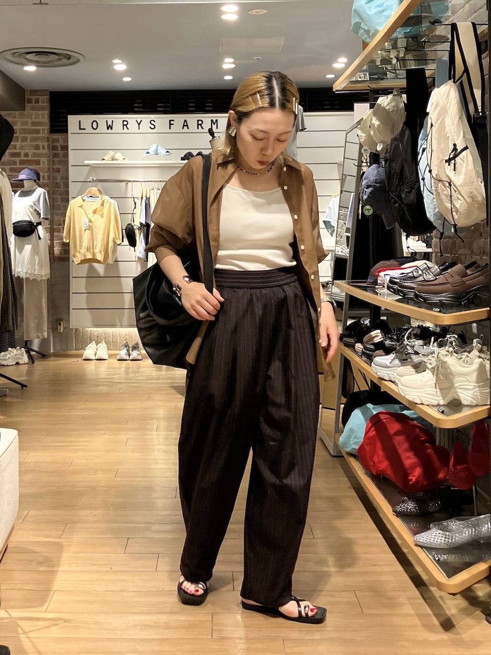 ホワイト系のTシャツ/カットソー、ブラウン系のその他パンツ、ブラウン系のシャツ/ブラウスを着用したレディースの夏コーディネートの6枚目の写真