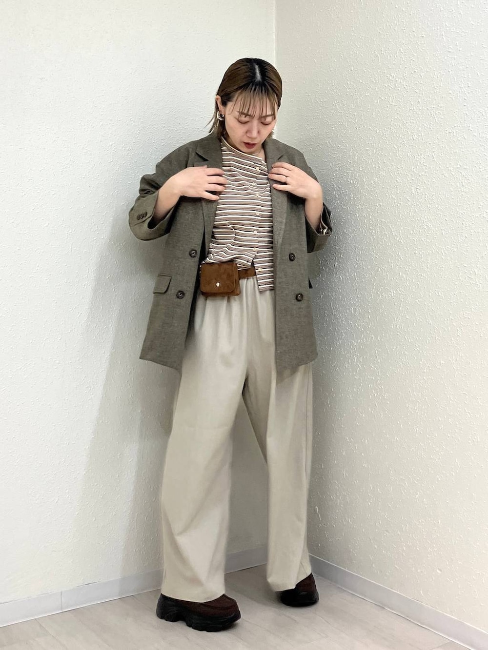 ベージュ系のその他パンツ、ブラウン系のテーラードジャケット、ブラウン系のローファーを着用したレディースの春コーディネートの3枚目の写真