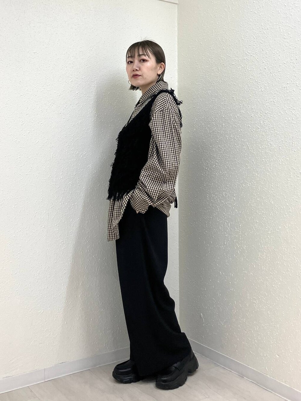 ブラック系のその他パンツ、ブラック系のローファー、ブラウン系のシャツ/ブラウスを着用したレディースの冬コーディネートの3枚目の写真