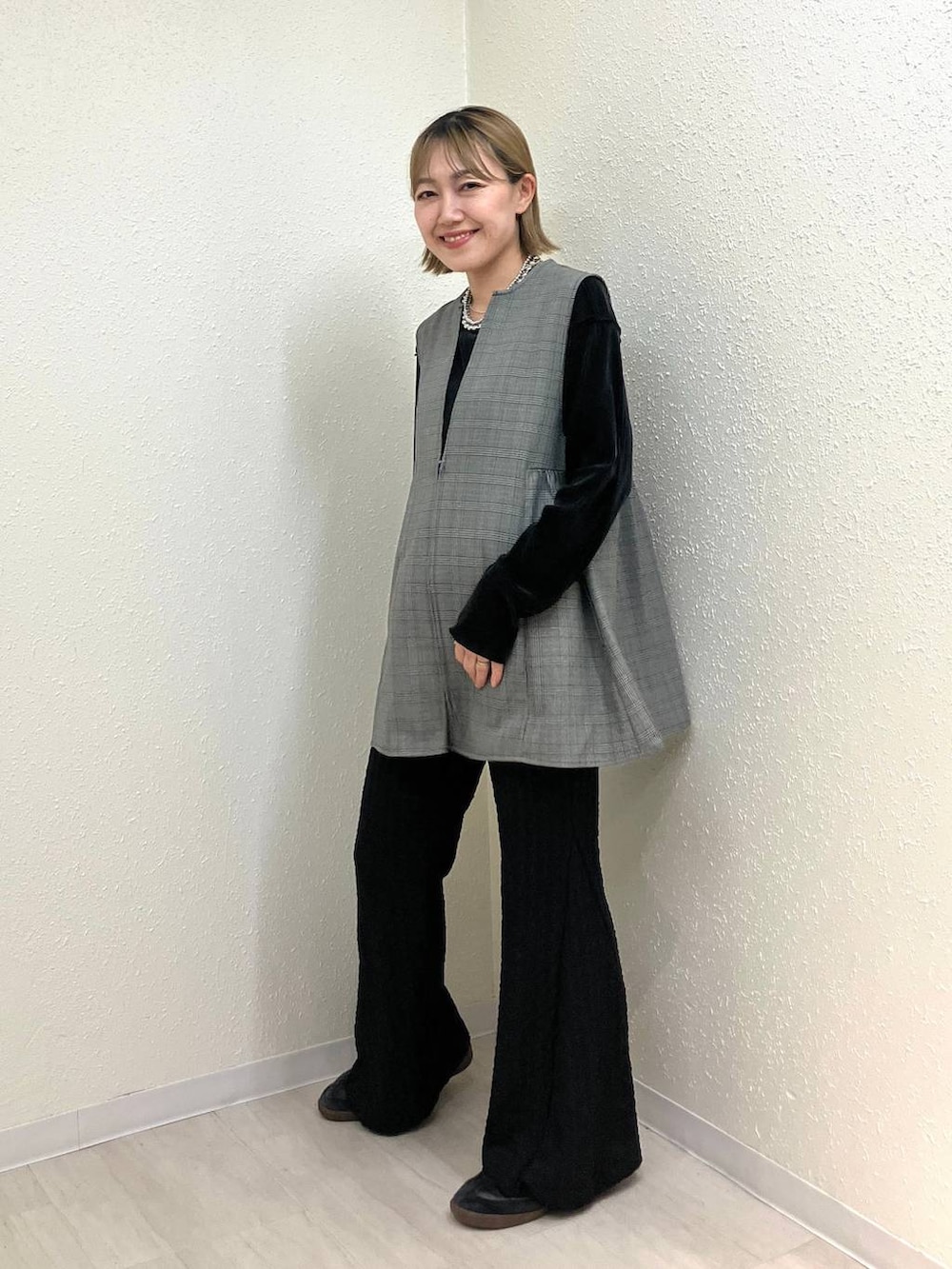 その他のベスト、その他のその他パンツ、ブラック系のTシャツ/カットソーを着用したレディースの秋コーディネートの9枚目の写真