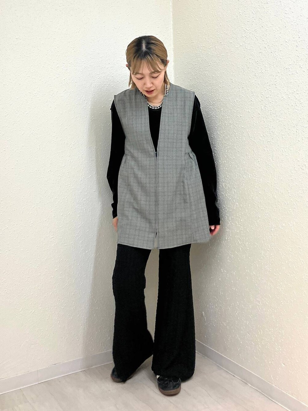 その他のベスト、その他のその他パンツ、ブラック系のTシャツ/カットソーを着用したレディースの秋コーディネートの3枚目の写真