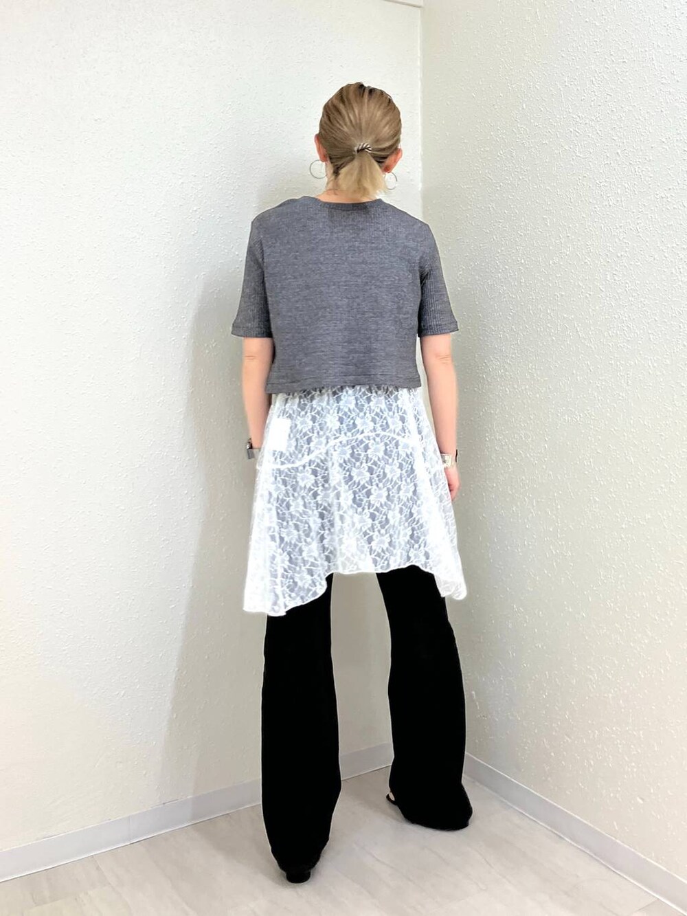 ブラック系のTシャツ/カットソー、ブラック系のサンダル、ブラック系のデニムパンツを着用したレディースの夏コーディネートの4枚目の写真