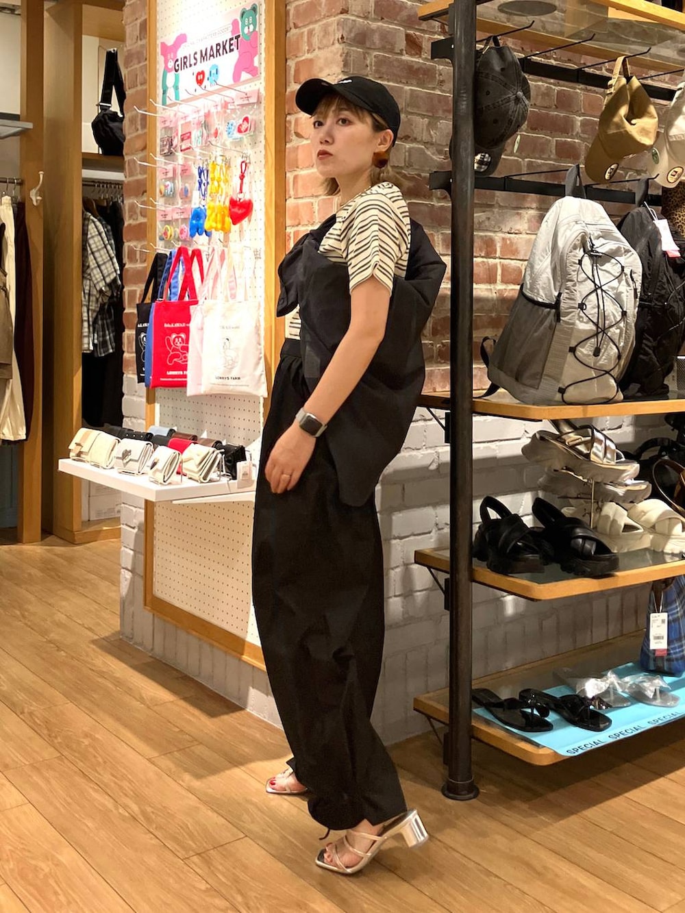 ホワイト系のTシャツ/カットソー、グレー系のシャツ/ブラウス、シルバー系のサンダルを着用したレディースの夏コーディネートの4枚目の写真