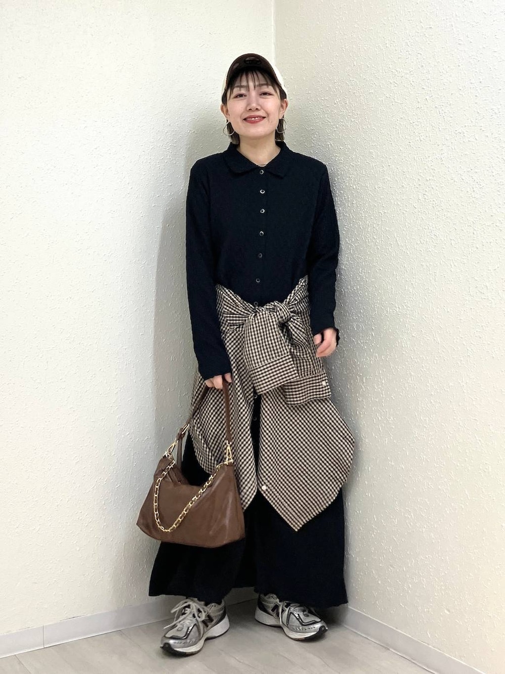 ブラウン系のショルダーバッグ、ブラウン系のシャツ/ブラウス、ブラック系のワンピースを着用したレディースの冬コーディネートの2枚目の写真