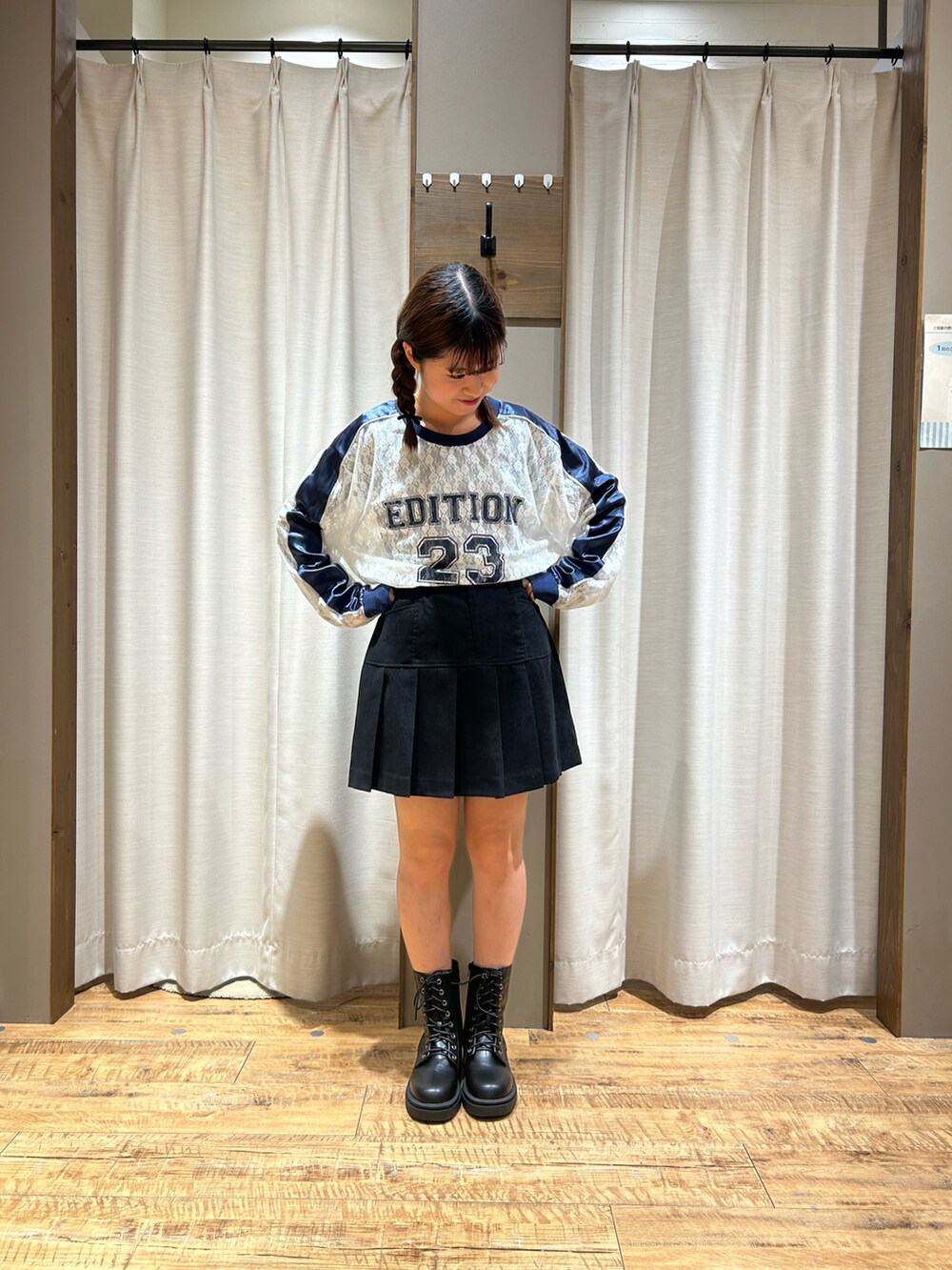 グレー系のTシャツ/カットソー、ホワイト系のTシャツ/カットソー、ブラック系のスカートを着用したレディースの秋コーディネートの2枚目の写真