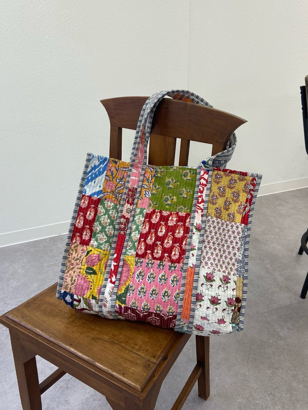 ブルー系のショルダーバッグを着用したレディースの春コーディネートの3枚目の写真