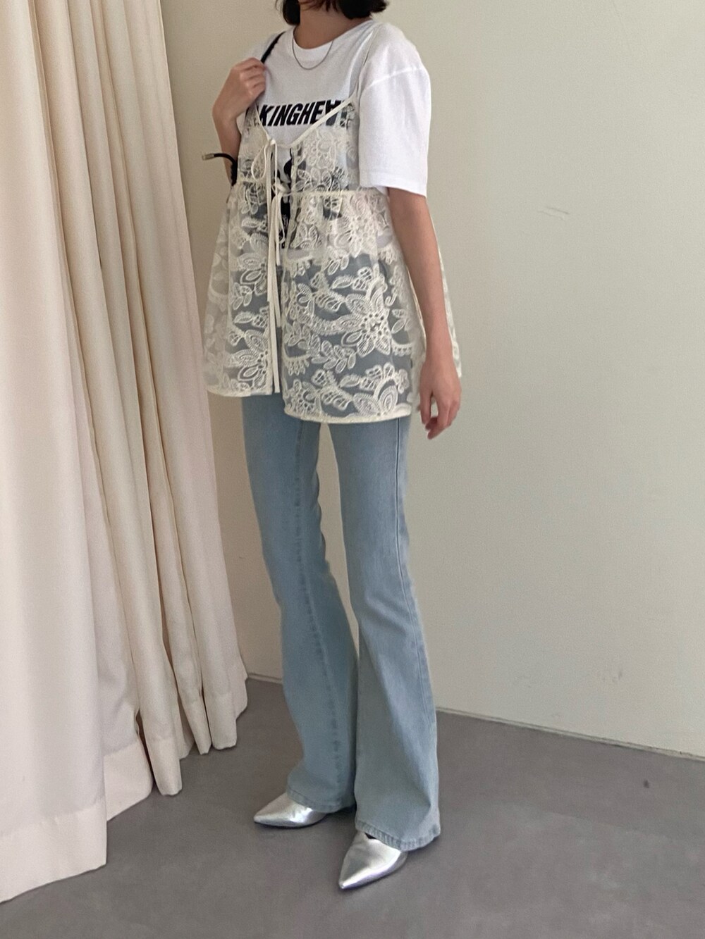 ホワイト系のシャツ/ブラウスを着用したレディースの春コーディネートの2枚目の写真