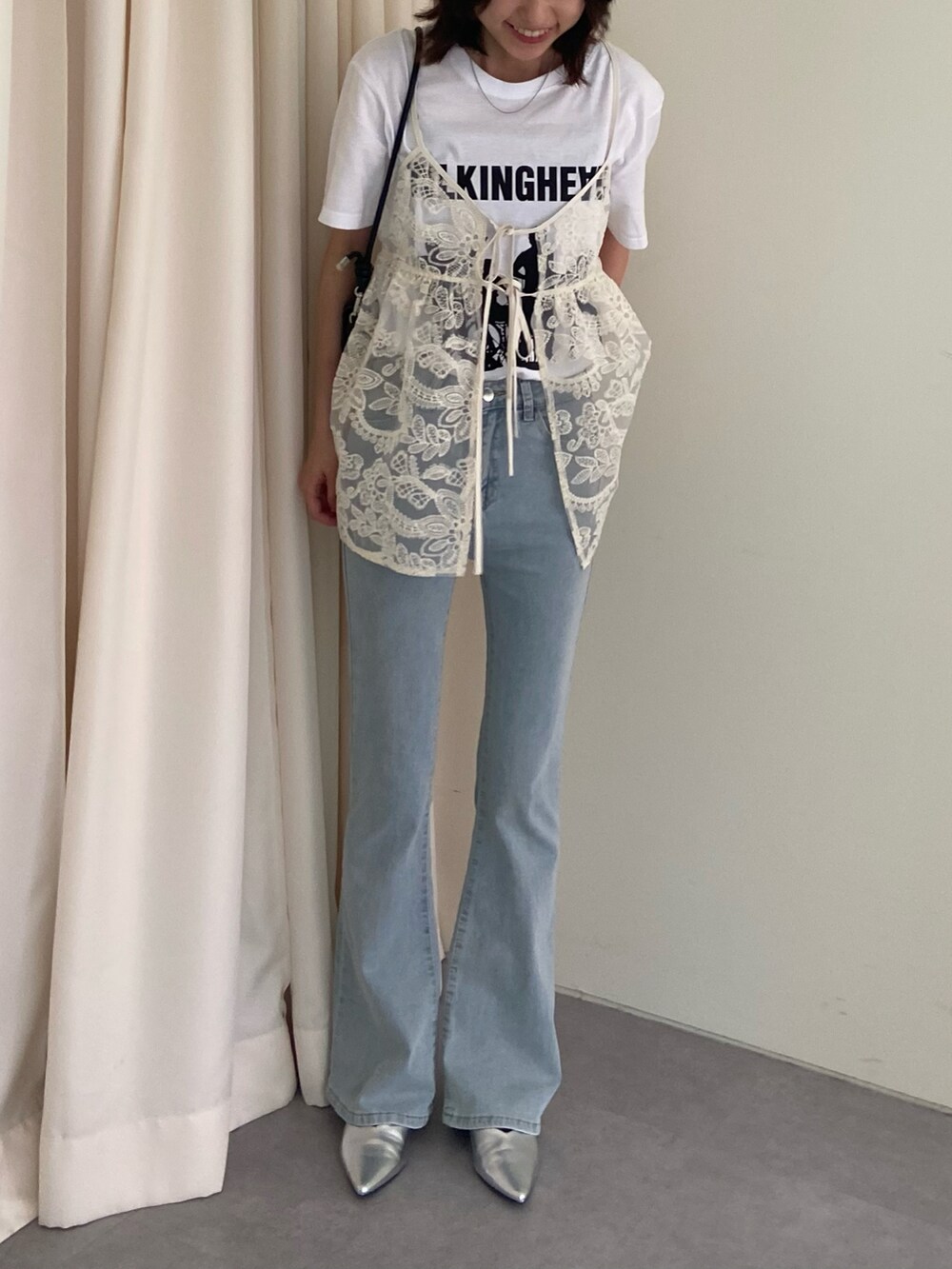 ホワイト系のシャツ/ブラウスを着用したレディースの春コーディネートの3枚目の写真