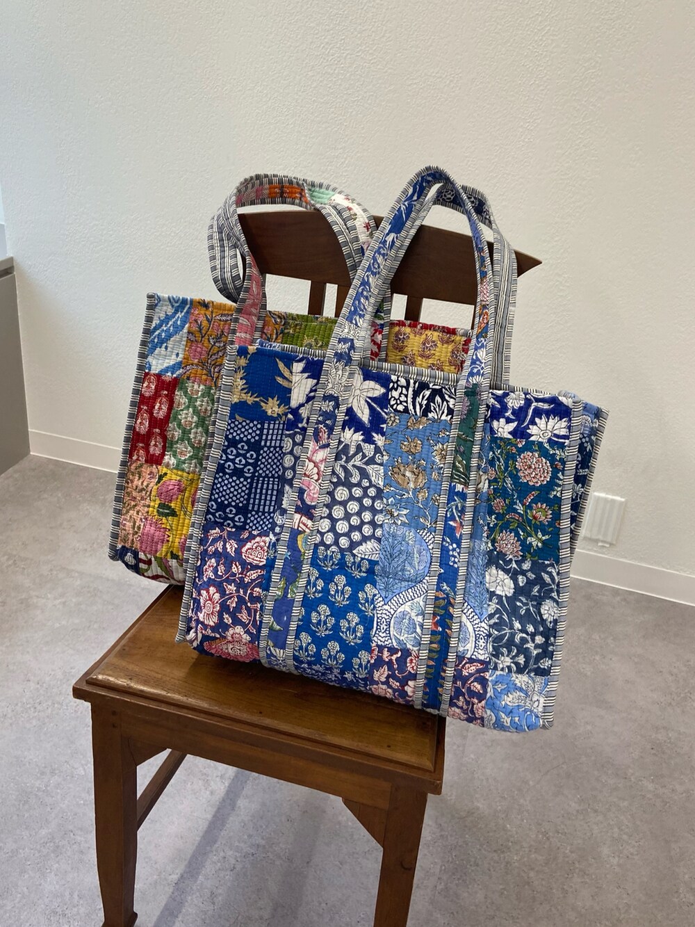 ブルー系のショルダーバッグを着用したレディースの春コーディネートの4枚目の写真