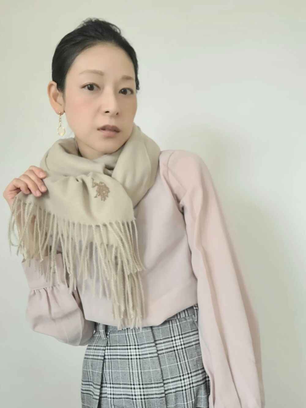 ベージュ系のストール/ショールを着用したレディースの秋コーディネートの5枚目の写真