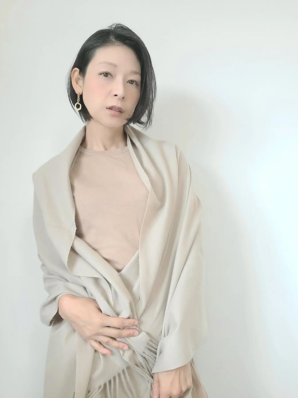 ベージュ系のストール/ショールを着用したレディースの秋コーディネートの2枚目の写真