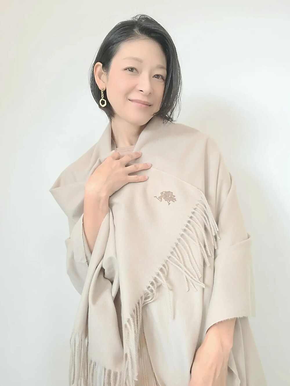 ベージュ系のストール/ショールを着用したレディースの秋コーディネートの4枚目の写真