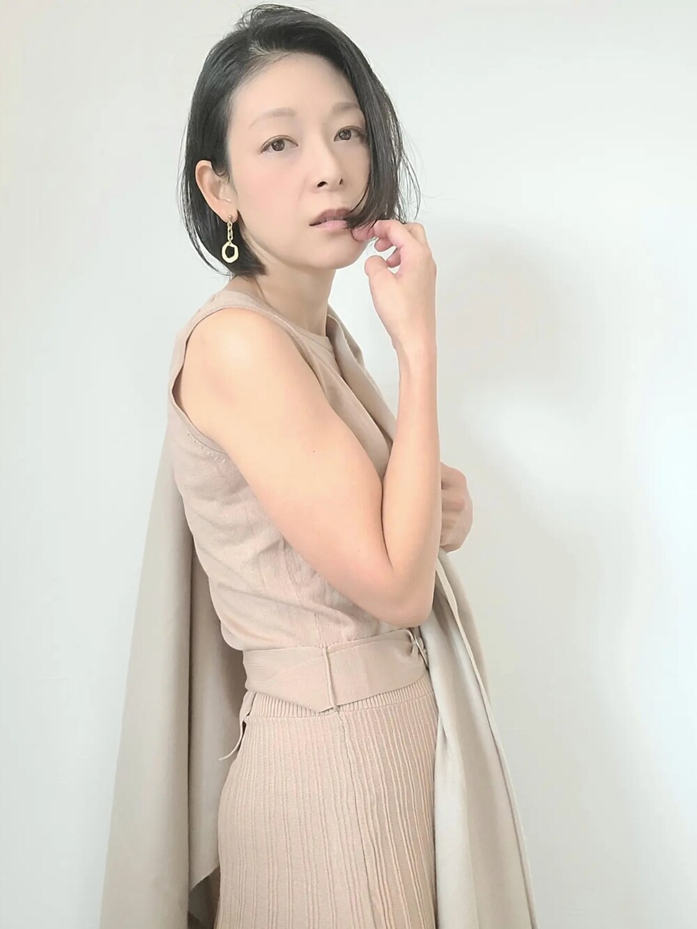 ベージュ系のストール/ショールを着用したレディースの秋コーディネートの3枚目の写真