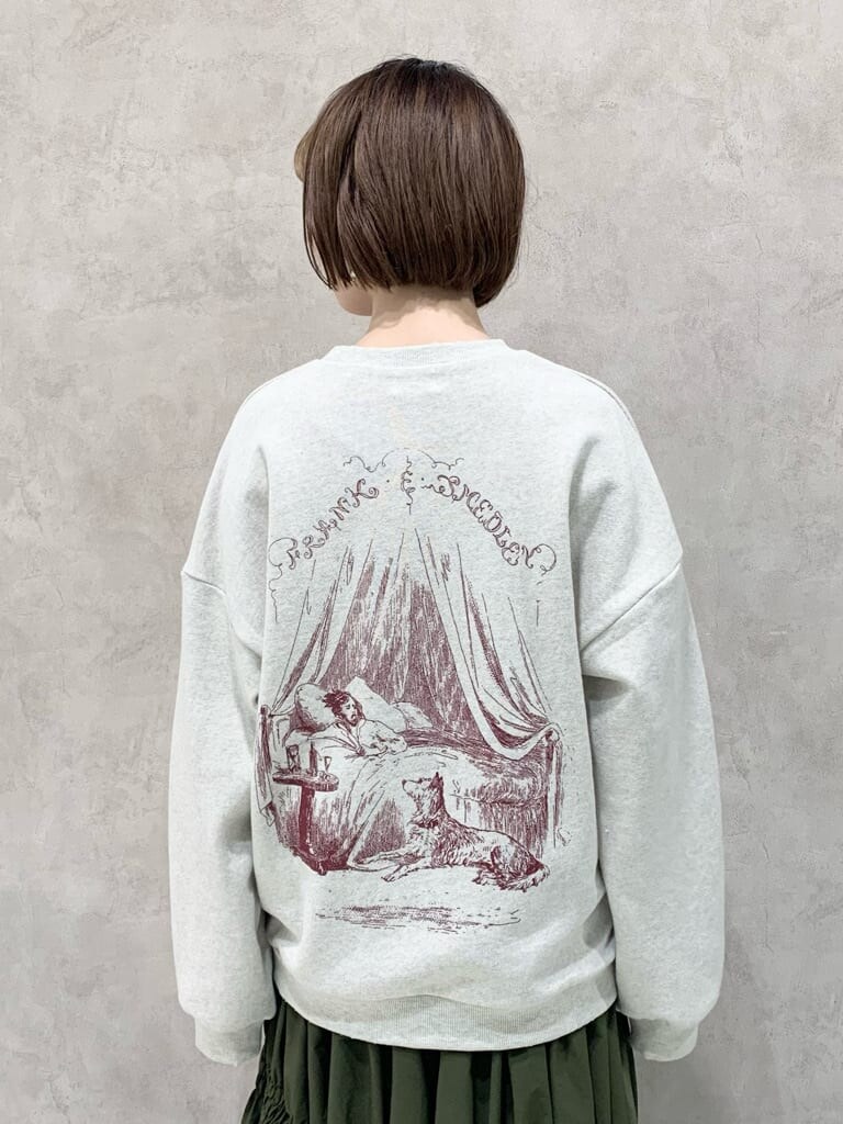 ベージュ系のスカート、ホワイト系のスニーカー、ホワイト系のスウェットを着用したレディースの冬コーディネートの6枚目の写真