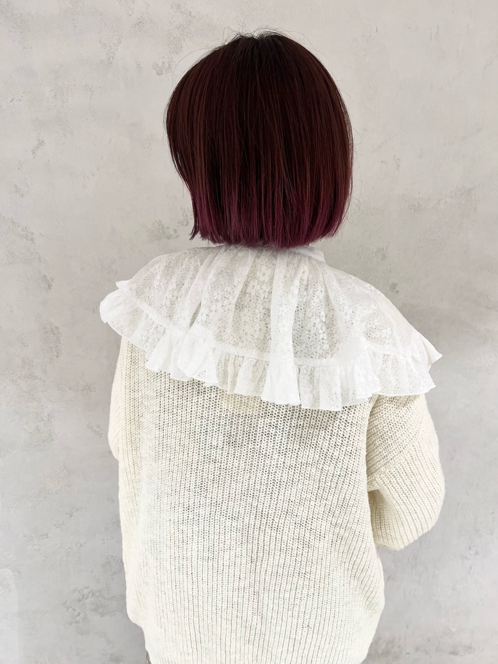 ベージュ系のワンピース、ホワイト系のシャツ/ブラウス、ホワイト系のカーディガン/ボレロを着用したレディースの秋コーディネートの6枚目の写真