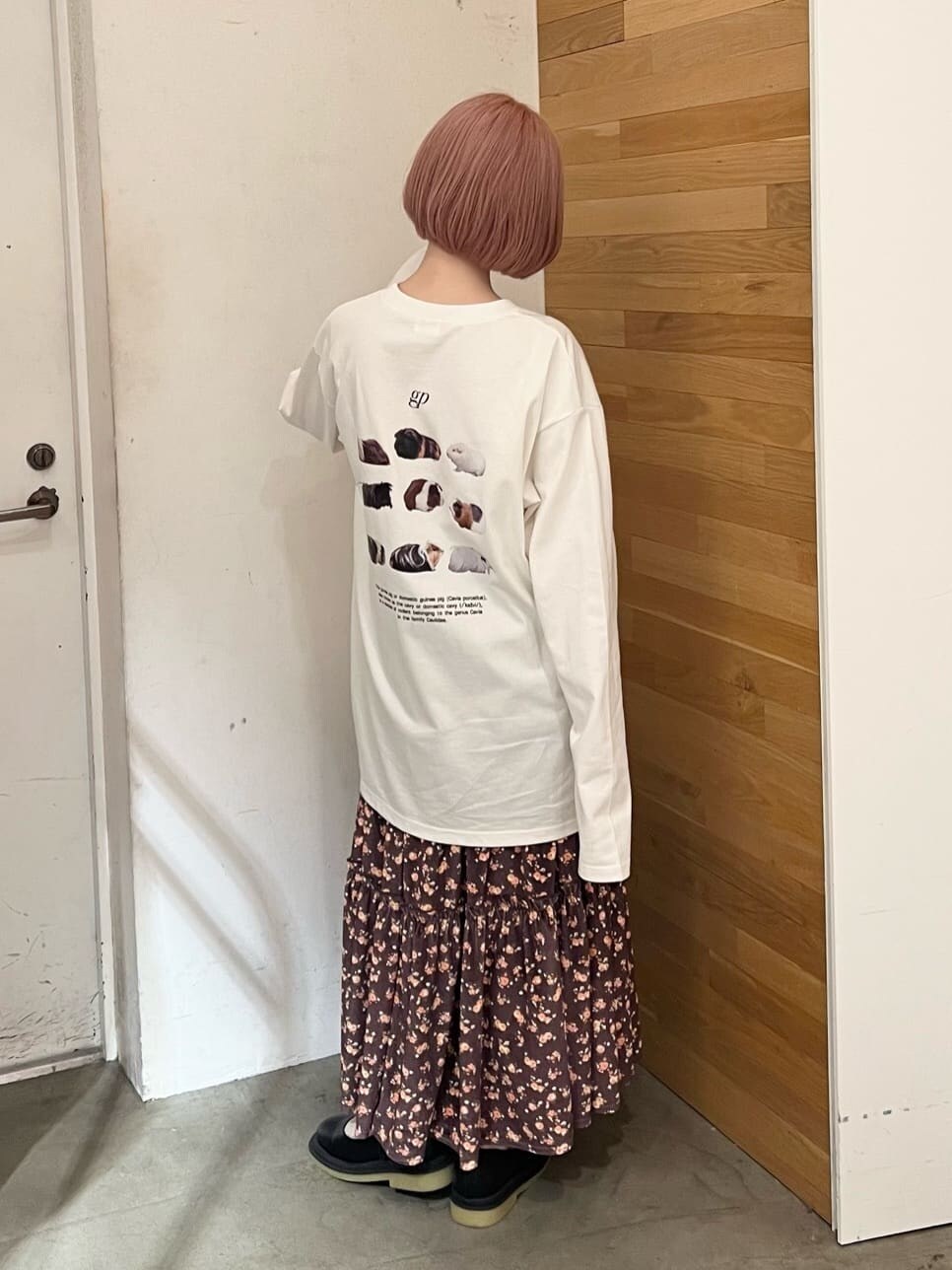 ブラウン系のスカート、ブラック系のパンプス、ホワイト系のTシャツ/カットソーを着用したレディースの夏コーディネートの4枚目の写真