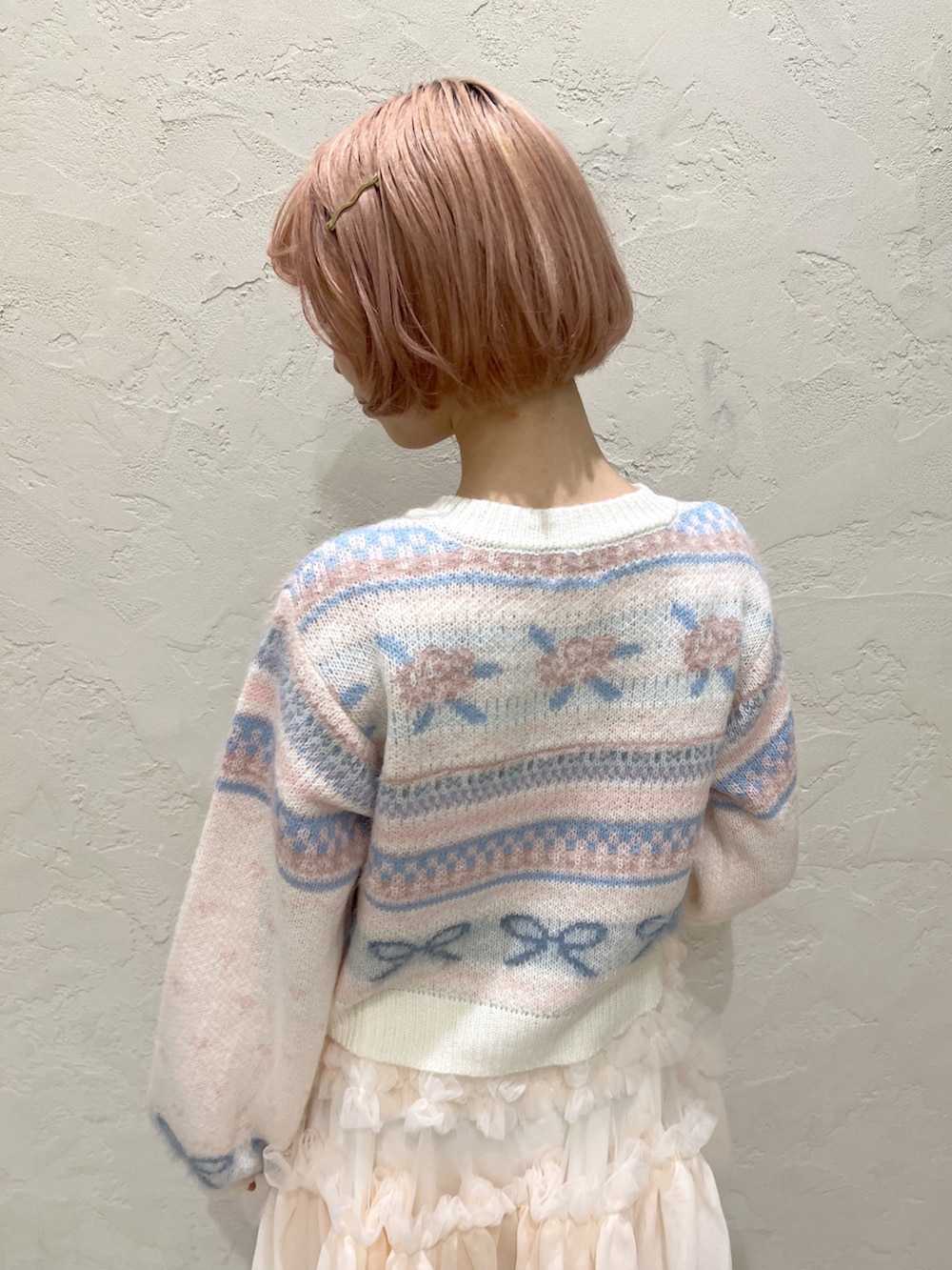 ホワイト系のカーディガン/ボレロ、ピンク系のスカート、ホワイト系のハンドバッグを着用したレディースの秋コーディネートの8枚目の写真