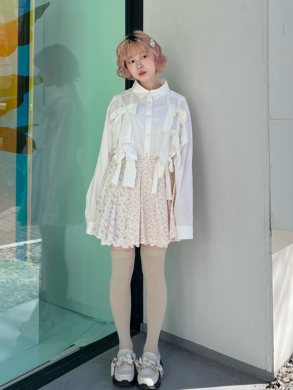 ホワイト系のシャツ/ブラウス、ピンク系のスカート、ホワイト系のスニーカーを着用したレディースの冬コーディネートの3枚目の写真