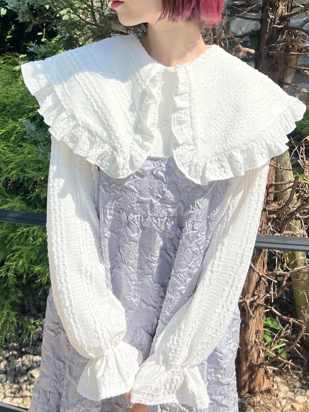 ホワイト系のシャツ/ブラウス、パープル系のワンピース、ホワイト系のサンダルを着用したレディースの秋コーディネートの9枚目の写真