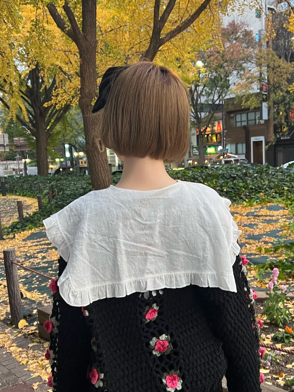 ホワイト系のシャツ/ブラウス、ブラック系のショルダーバッグ、ブラック系のカーディガン/ボレロを着用したレディースの冬コーディネートの6枚目の写真